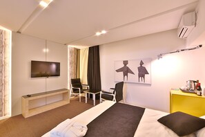 Phòng đôi Deluxe | Bộ đồ giường cao cấp, minibar, két bảo mật tại phòng, bàn 