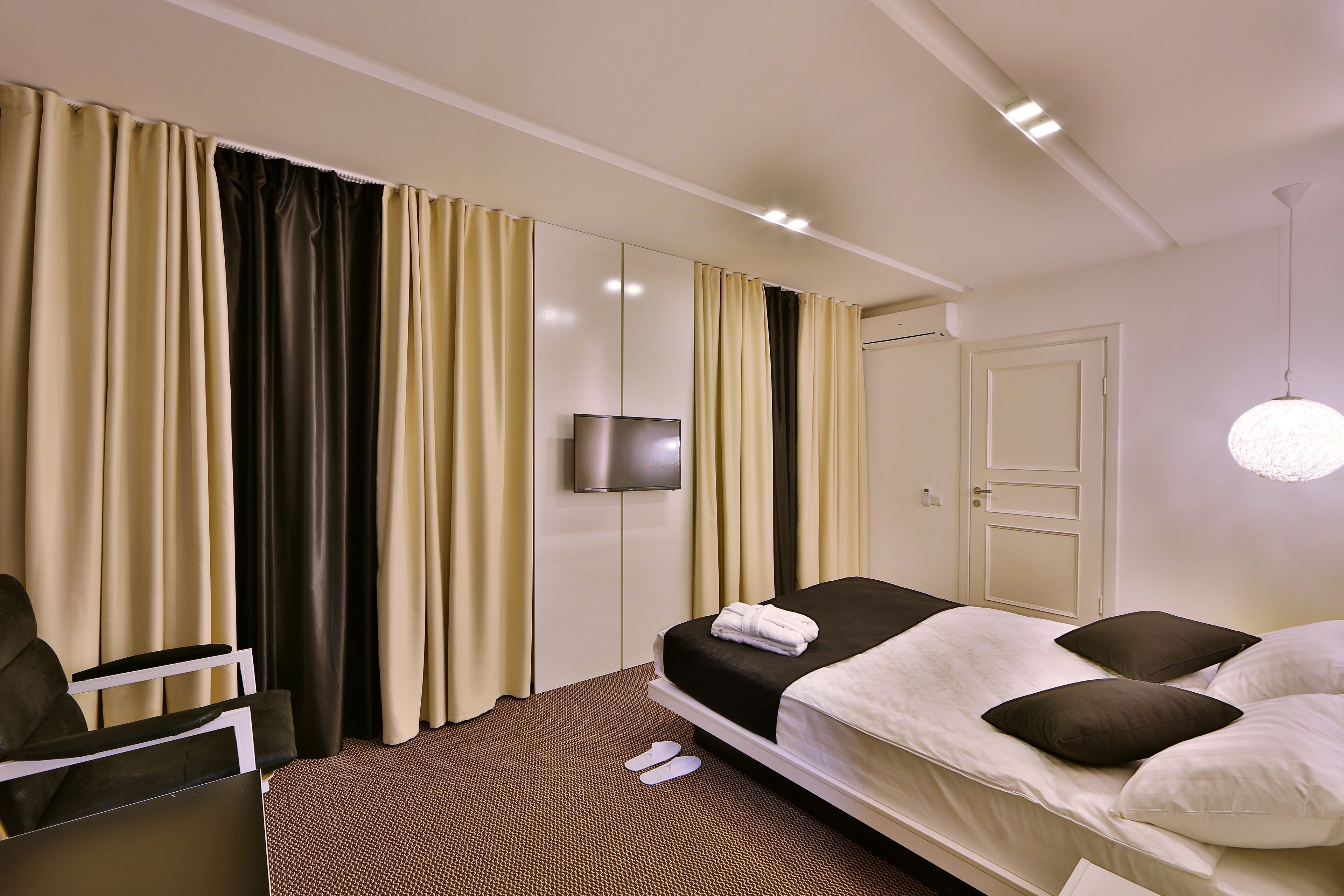 Phòng đôi Deluxe | Bộ đồ giường cao cấp, minibar, két bảo mật tại phòng, bàn 