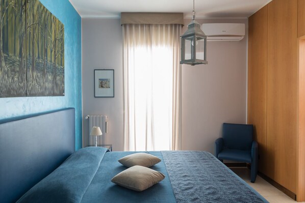 ملاءات من القطن المصري وأغطية فراش متميزة وألحفة محشوة بالريش وميني بار