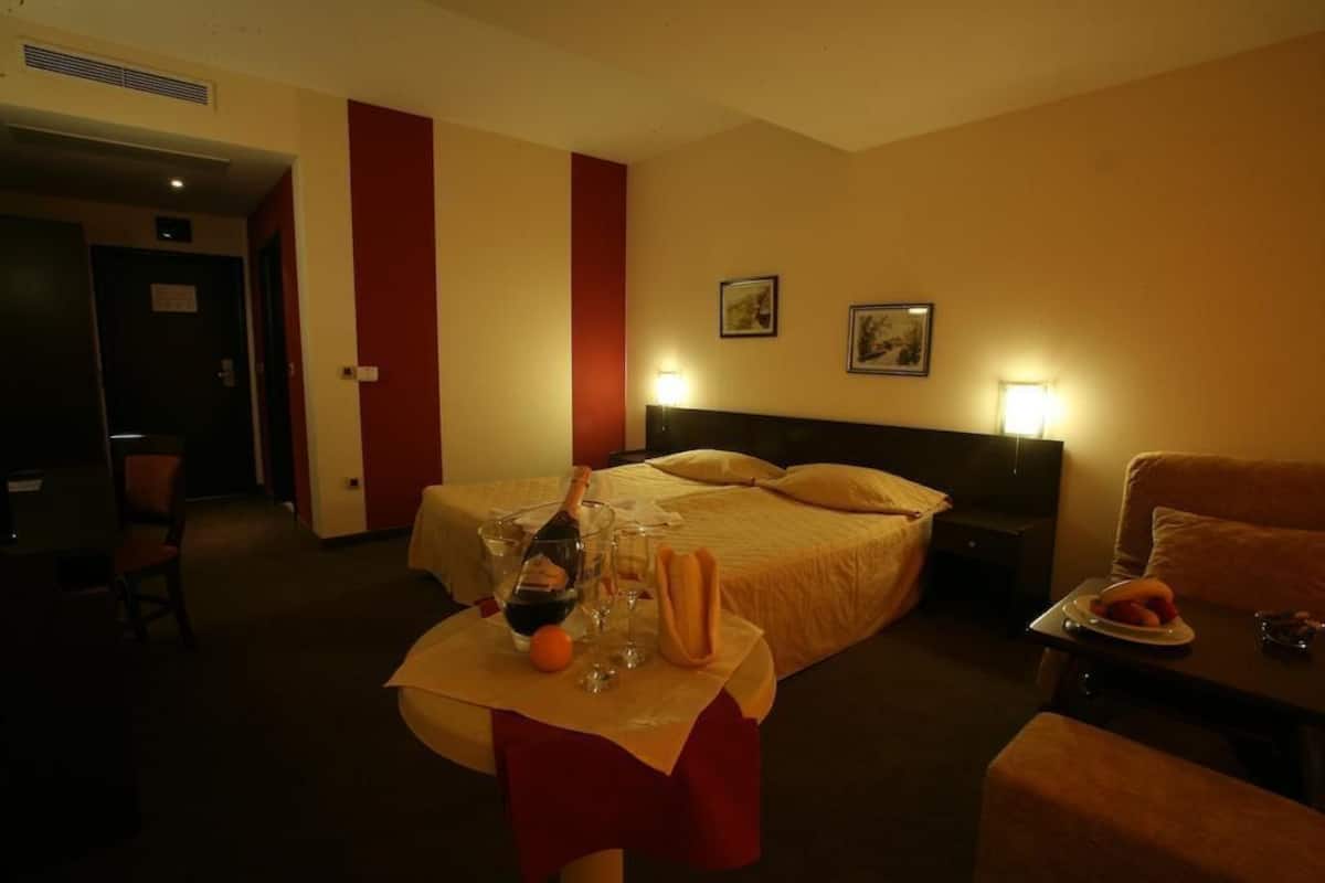 Minibar, una scrivania, ferro/asse da stiro, Wi-Fi (a pagamento)
