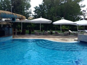 Outdoor pool, pool umbrellas, pool loungers - Hotel Flamingo (Sunny Beach)