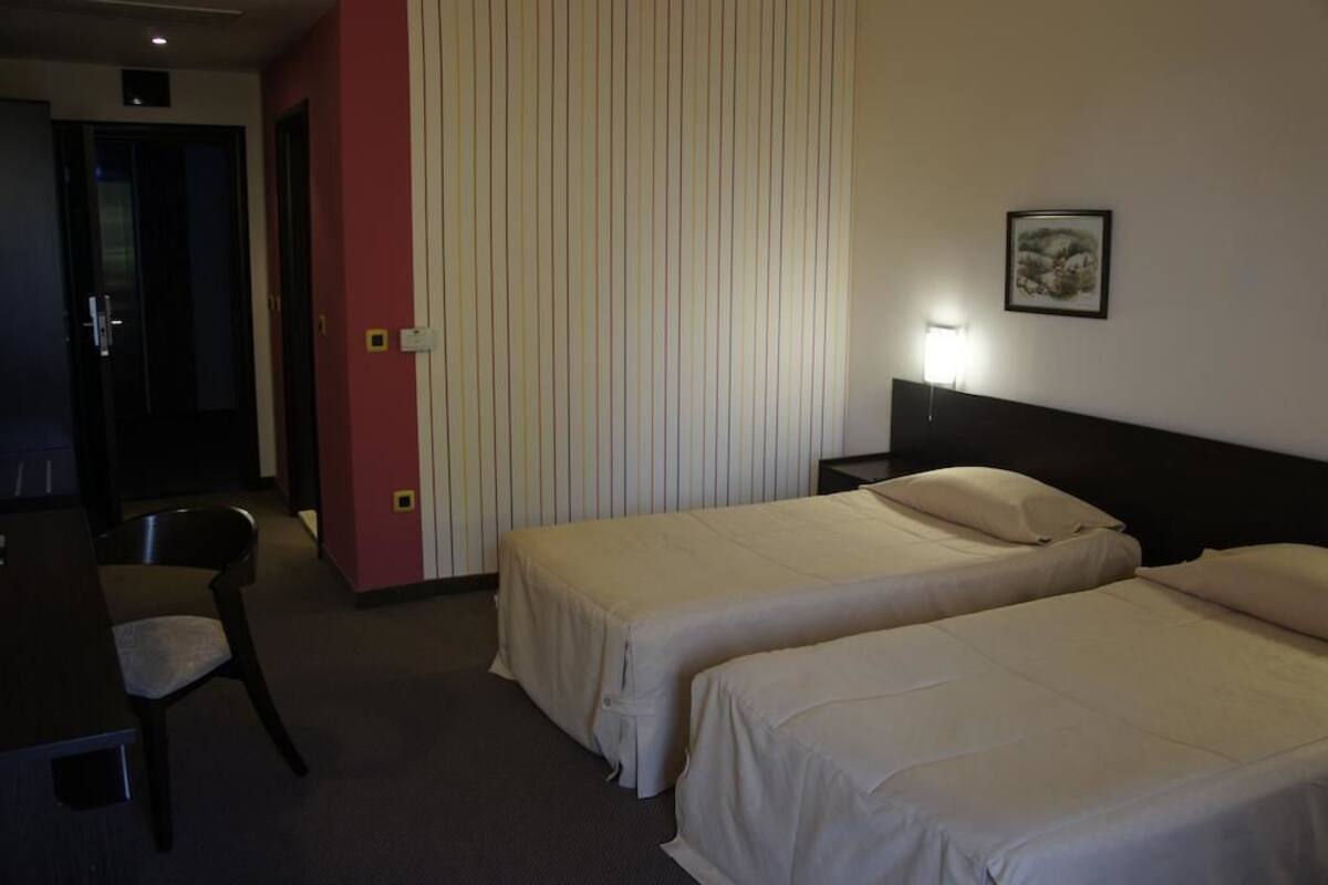 Minibar, una scrivania, ferro/asse da stiro, Wi-Fi (a pagamento)