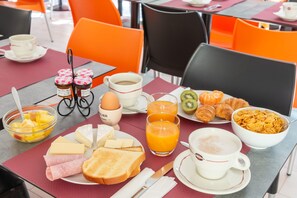 Petit déjeuner buffet (11.50 EUR par personne)