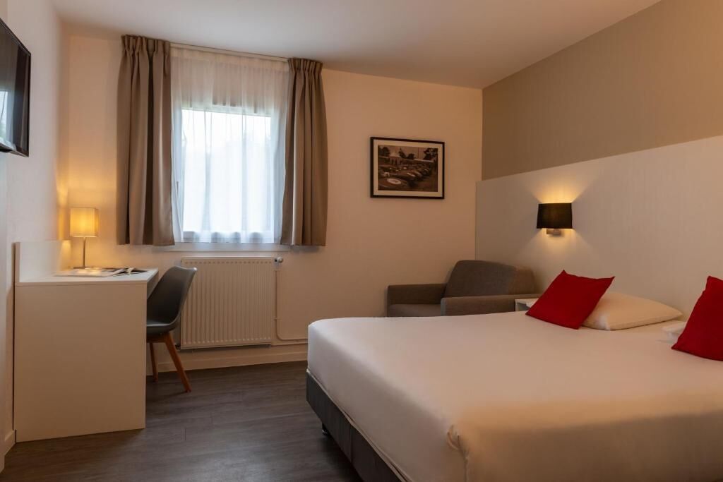 Een bureau, een strijkplank/strijkijzer, gratis wifi, beddengoed
