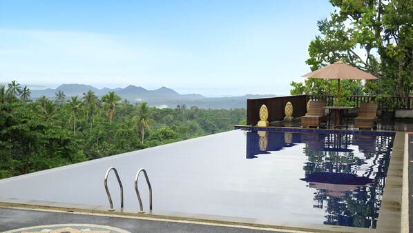 สระว่ายน้ำกลางแจ้ง