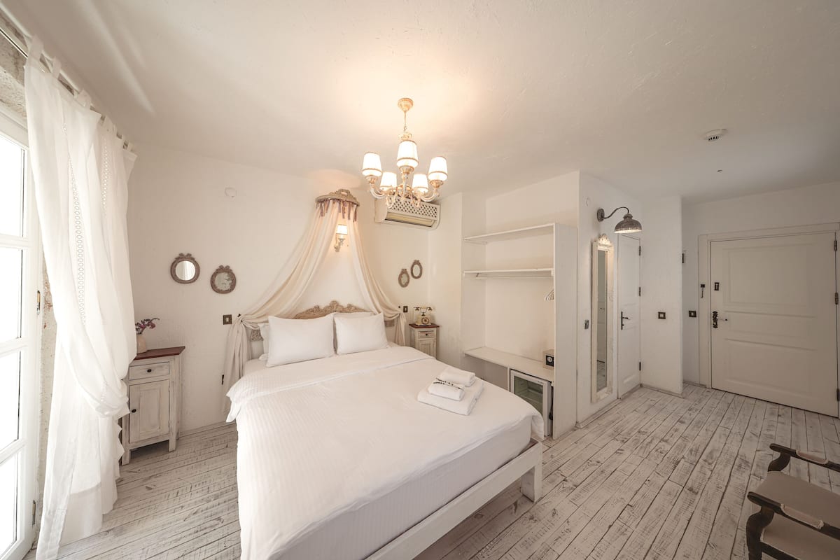Standard Room | Premium bedding, minibar, in-room safe, free WiFi