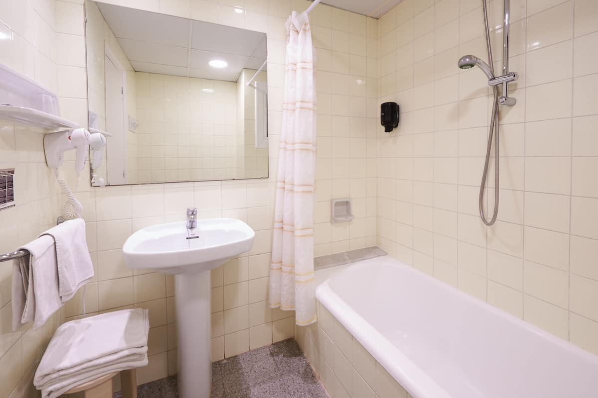 1 bedroom, in-room safe, desk, soundproofing