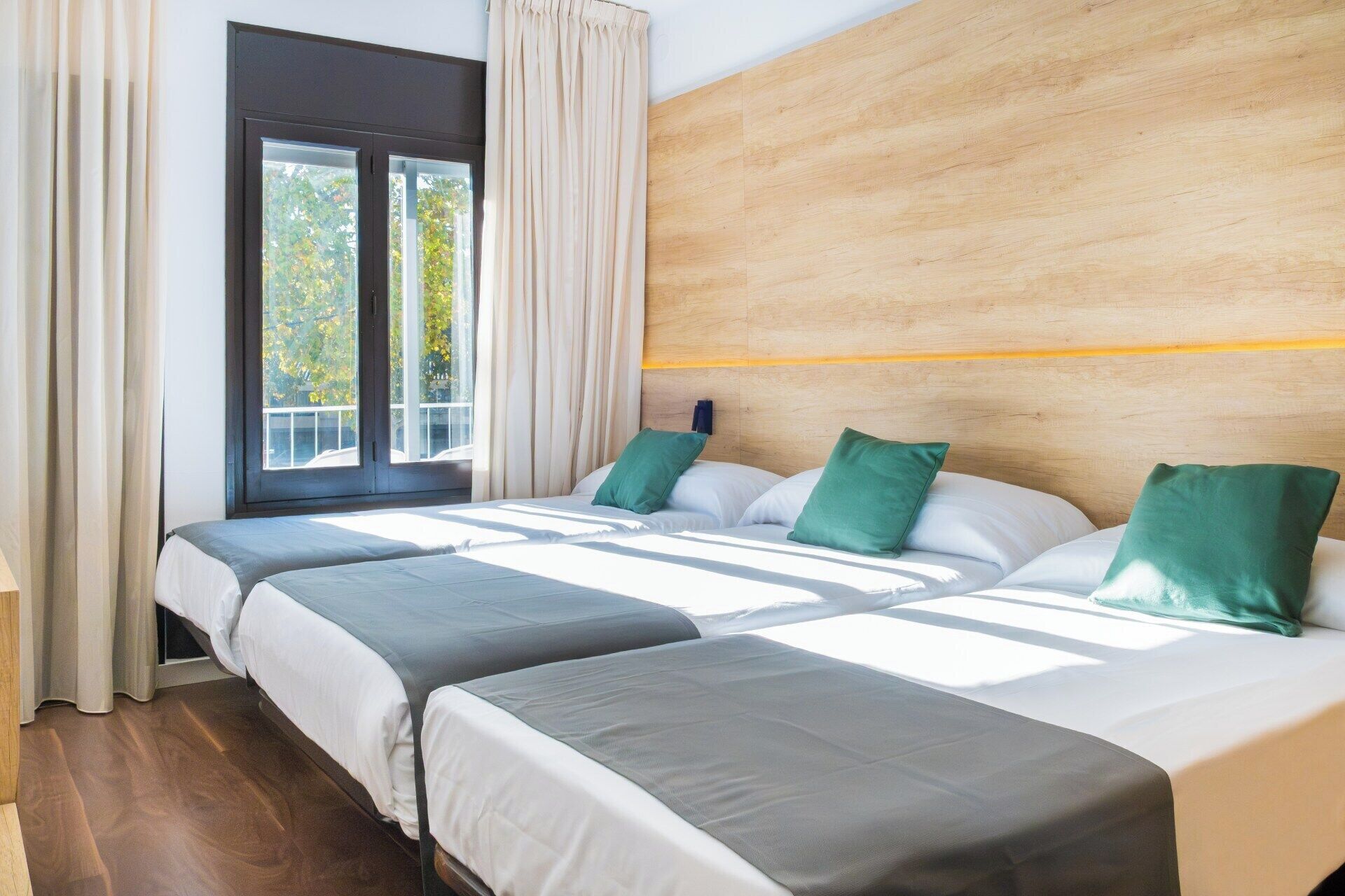 Caja de seguridad en la habitación, escritorio y insonorización 