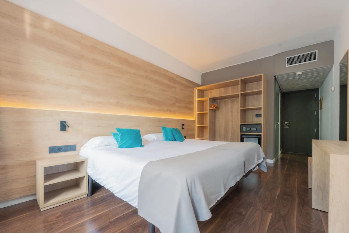 Zimmersafe, Schreibtisch, schallisolierte Zimmer, kostenloses WLAN