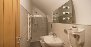 Double or twin room Micciola | Bathroom | Shower, free toiletries, hair dryer, slippers - La Strada Parlata (Naples)