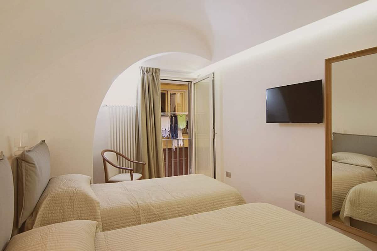 Double or twin room Micciola | In-room safe, laptop workspace, soundproofing, iron/ironing board