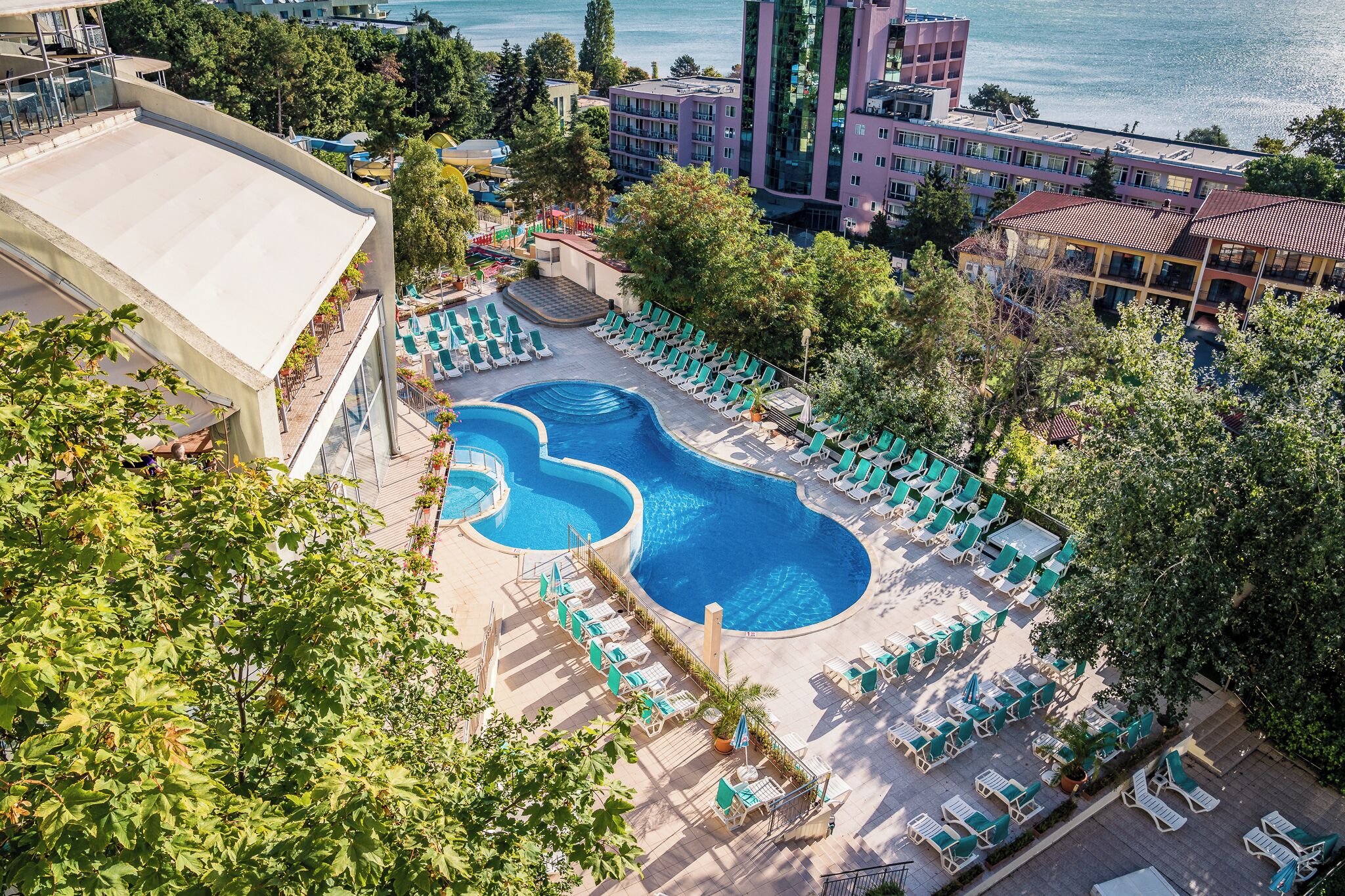 Piscina interna, piscina externa sazonal