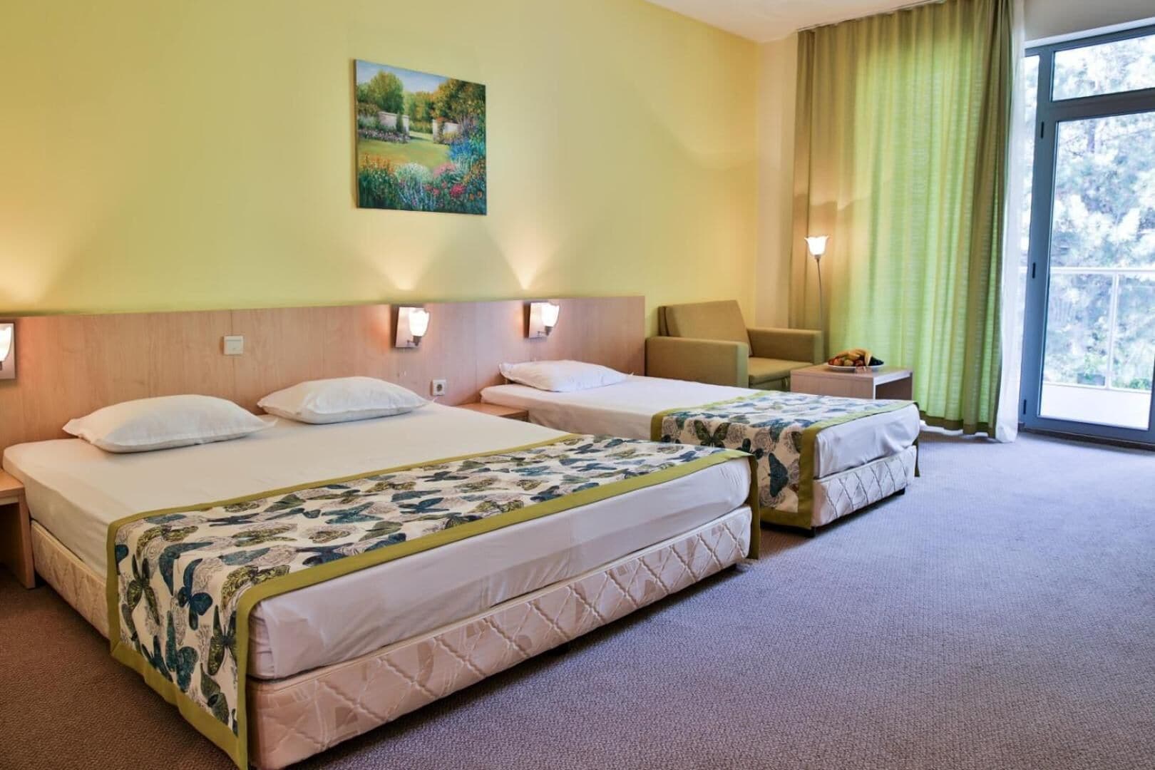 1 quarto, frigobar, cofres nos quartos, escrivaninha