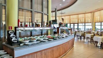 S'hi serveixen esmorzars, dinars, sopars i plats de cuina internacional