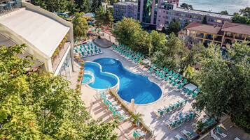 Inomhuspool och utomhuspool