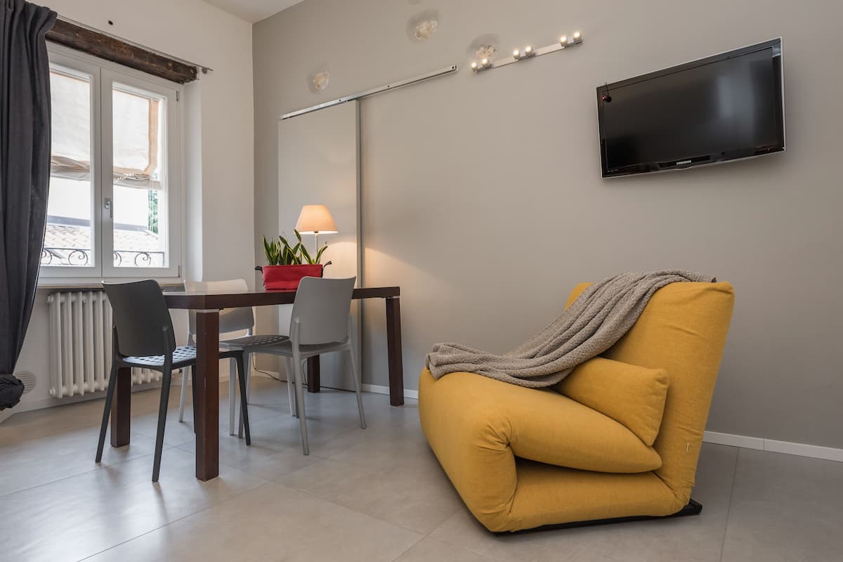Departamento Confort, 1 habitación | Cocina privada | Refrigerador, microondas, parrilla de estufa y cafetera y tetera