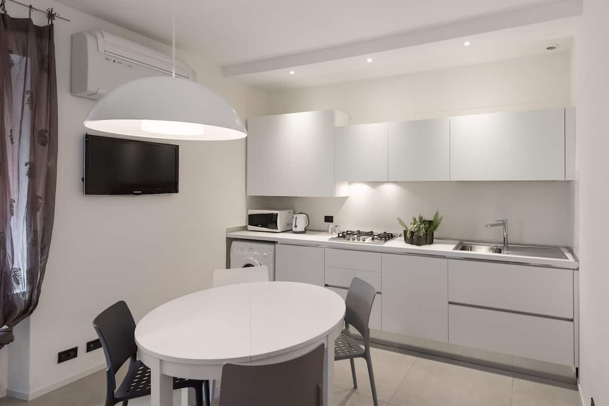 Departamento superior, 1 habitación | Cocina privada | Refrigerador, microondas, parrilla de estufa y cafetera y tetera