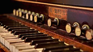 Gros plan sur les touches et les chevilles d’accordage d’un piano.