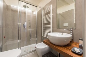 Een douche, gratis toiletartikelen, een haardroger, een bidet