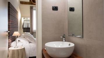 Comfort Apartment, 1 Bedroom E1 | Badezimmer | Dusche, kostenlose Toilettenartikel, Haartrockner, Bidet
