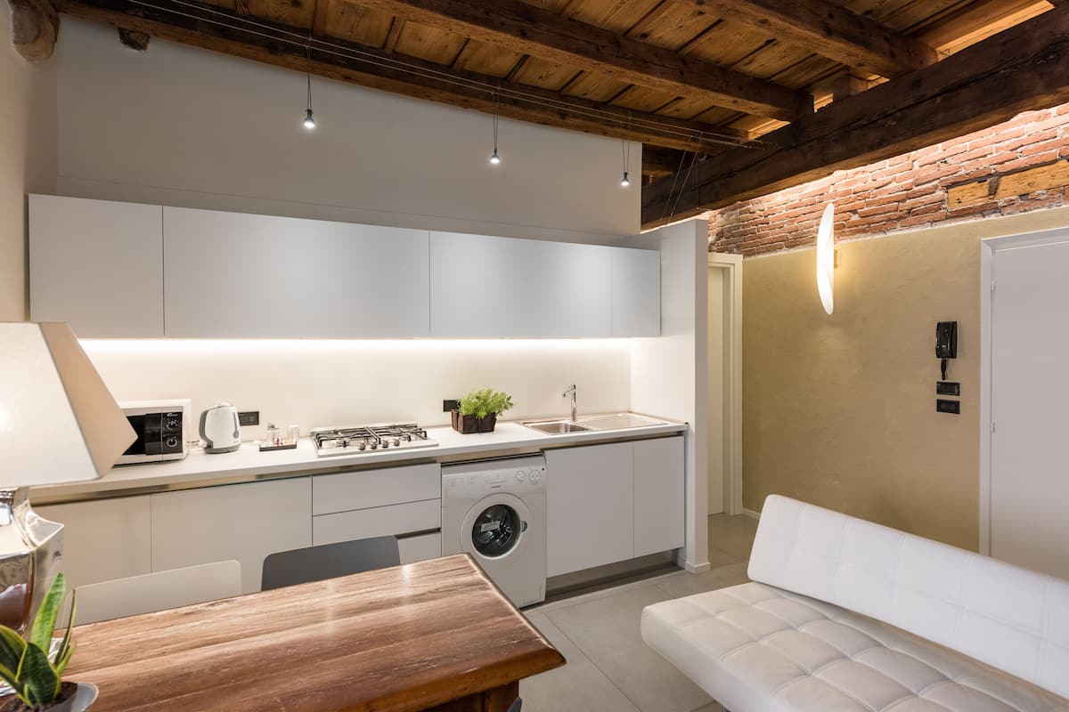 Departamento superior, 1 habitación | Cocina privada | Refrigerador, microondas, parrilla de estufa y cafetera y tetera