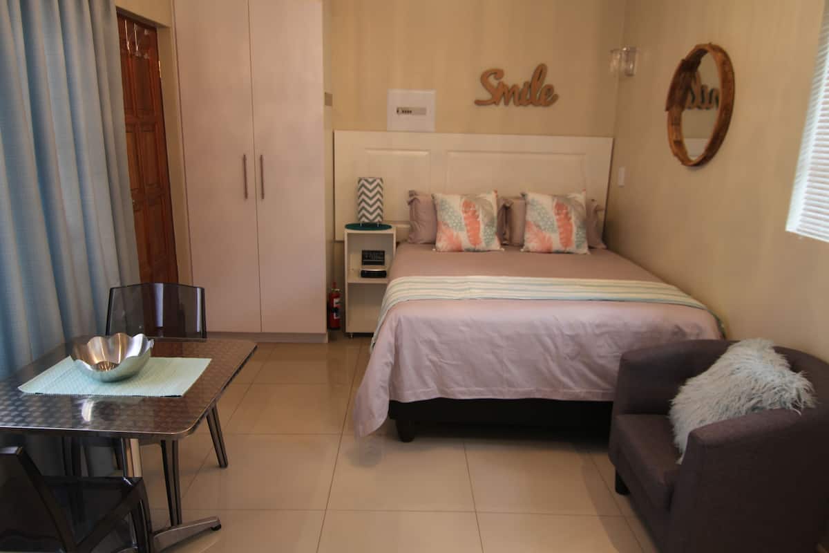 Deluxe Apartment, 1 Katil Ratu (Queen), Non Smoking | Peralatan tempat tidur premium, peti besi dalam bilik, Wi-fi percuma