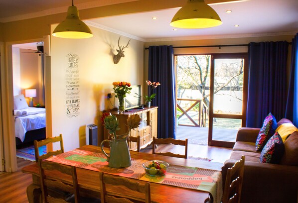 Executive Apartment, 2 Bedrooms, Non Smoking, Garden View | In-room dining