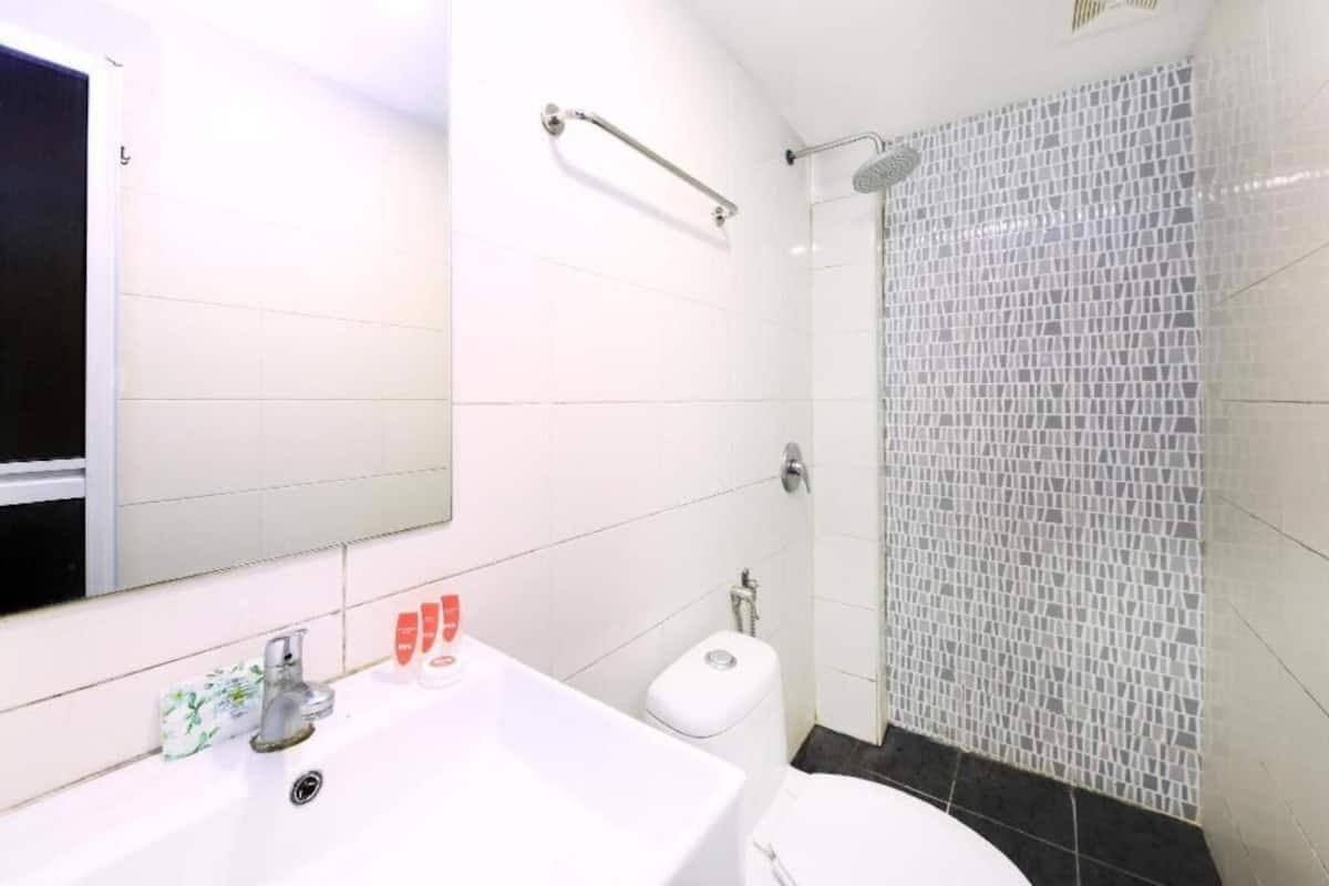 Phòng tắm | Buồng tắm vòi sen, đồ dùng nhà tắm miễn phí, khăn tắm