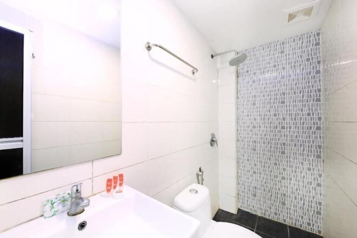 Shower, free toiletries, towels