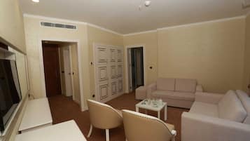 Suite Deluxe | Área de sala de estar | Televisión LCD