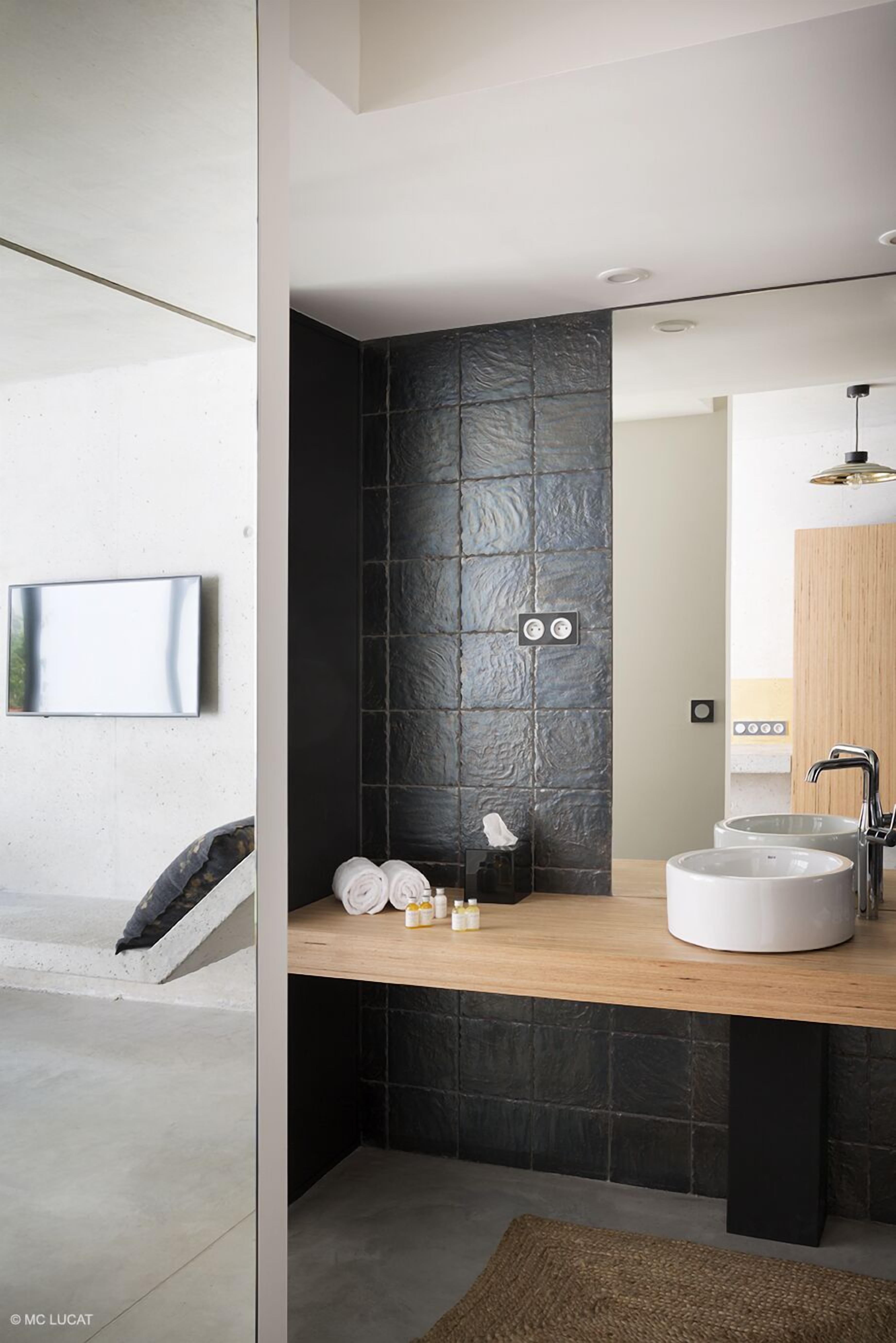 superior double room, terrace | bathroom | free toiletries, hair dryer, dressing gowns, towels