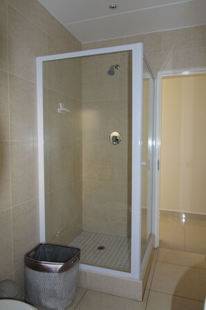 Sunset Views 2 | Bathroom | Separate bathtub and shower, deep-soaking bathtub, free toiletries - Sunset Views (Alberton)
