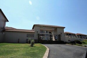 Property entrance - Sunset Views (Alberton)