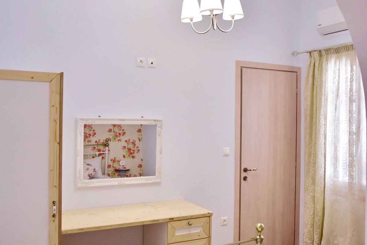 1 bedroom, in-room safe, desk, iron/ironing board