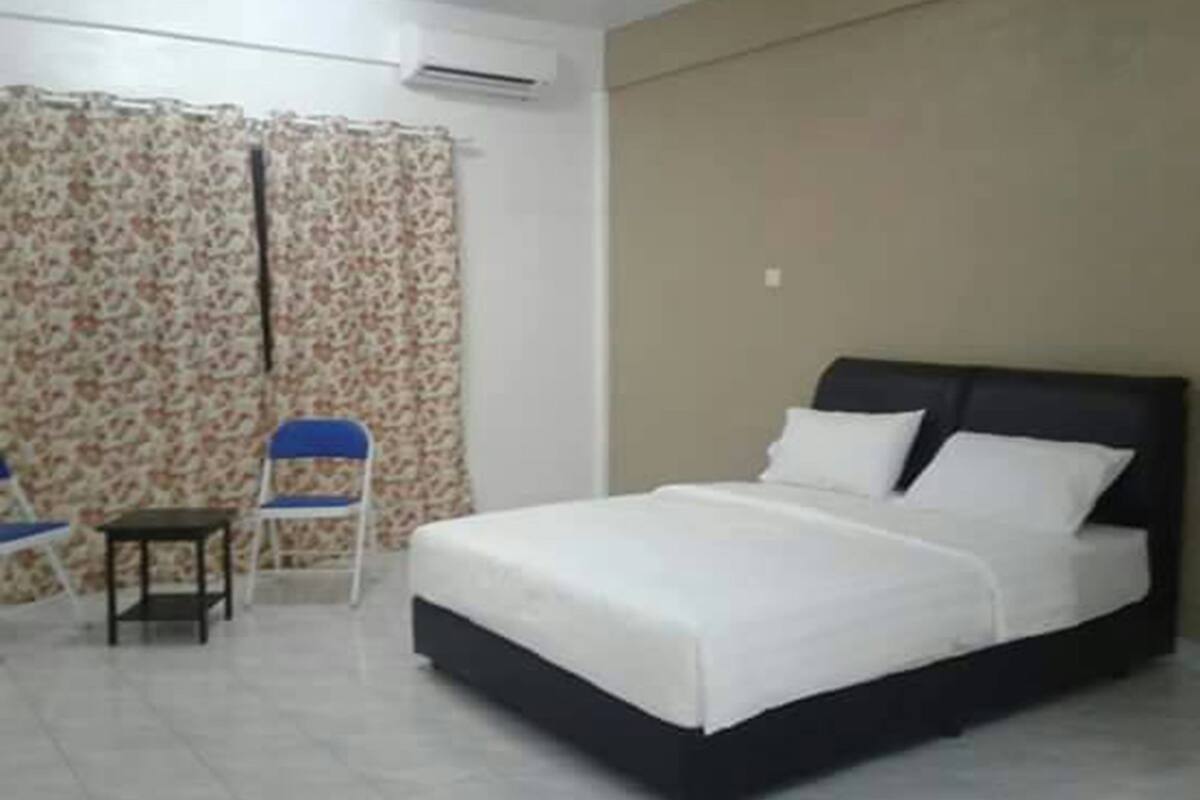 Habitación Deluxe (With Aircond) | Escritorio, tabla de planchar con plancha y wifi gratis