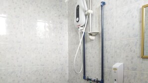 Shower, free toiletries, towels - Padi View Resthouse (Tambunan)
