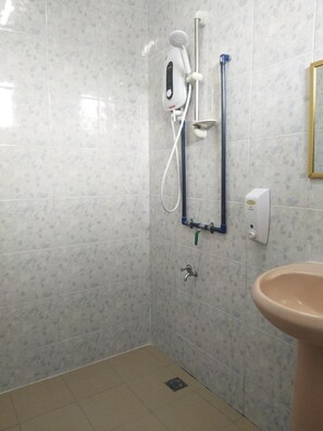 Regadera, amenidades de baño gratuitas, toallas