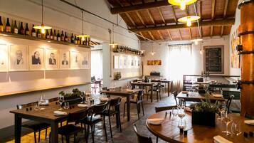 Se sirven comidas, cenas y cocina regional con vista al jardín