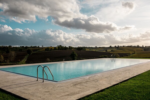 Außenpool (je nach Saison geöffnet), Infinity-Pool, Sonnenschirme
