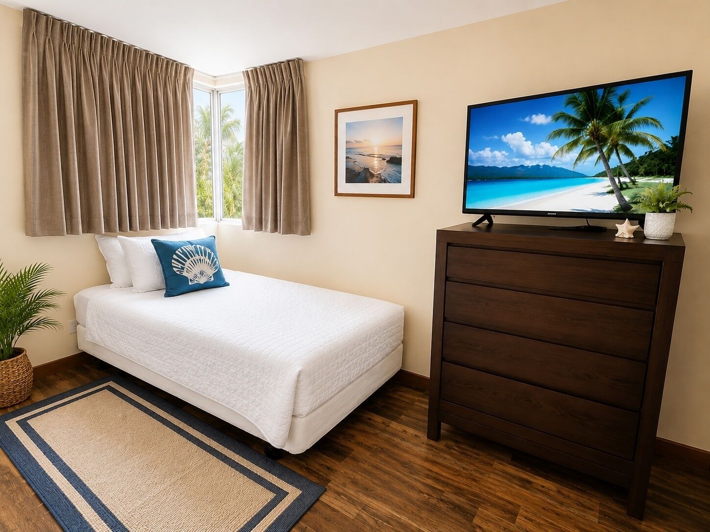 Une chambre à coucher avec un lit, une commode, un téléviseur et une fenêtre avec des rideaux.