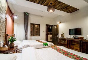 Escritorio, cortinas blackout y tabla de planchar con plancha