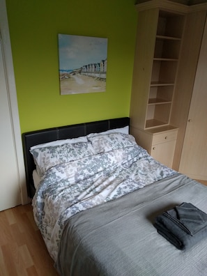 Habitación básica doble | 1 dormitorio, tabla de planchar con plancha, wifi gratis