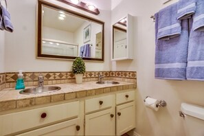 Condo, 2 quartos | Banheiro