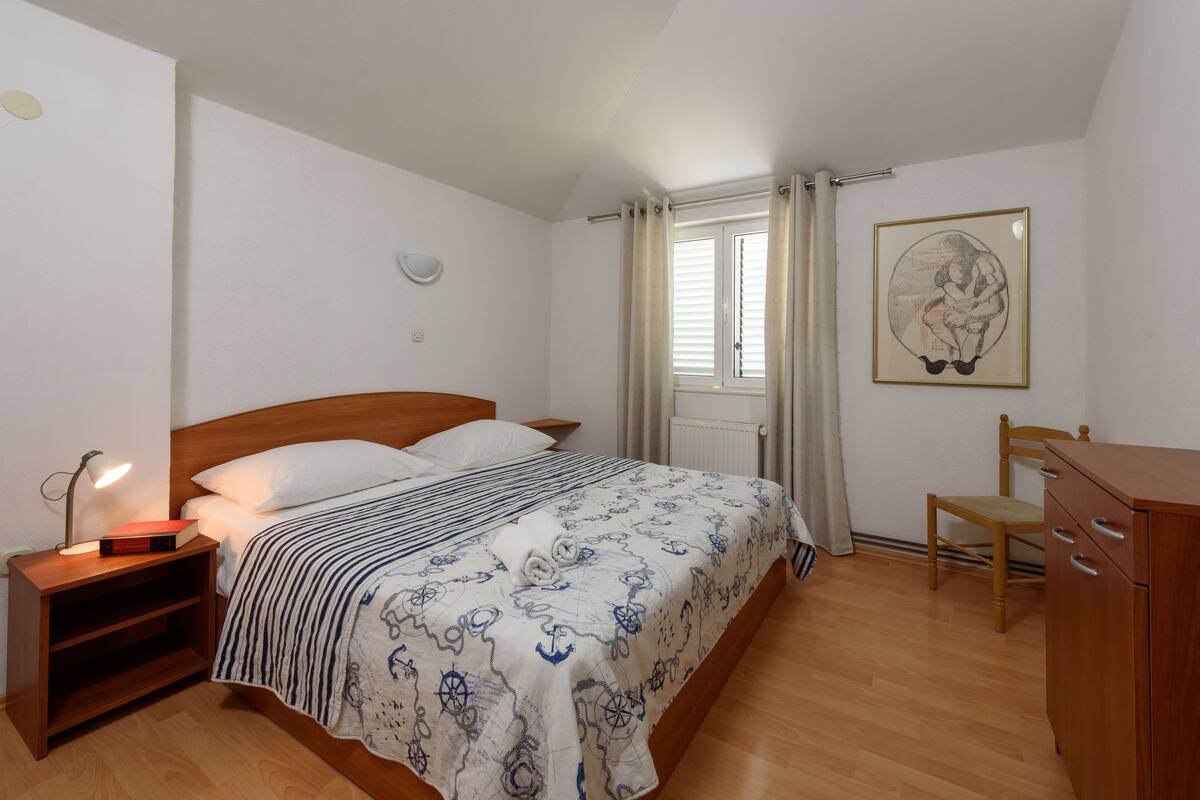 Biancheria da letto di alta qualità, una scrivania, ferro/asse da stiro