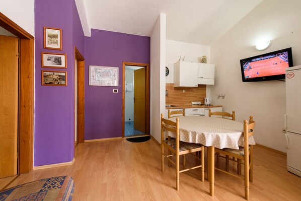 Deluxe-huoneisto, parveke, merinäköala (Summer Dream ) | Oleskelualue | Taulutelevisio