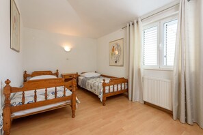 Deluxe-huoneisto, parveke, merinäköala (Summer Dream ) | Kylpyhuone | Suihku, ilmaiset hygieniatuotteet, hiustenkuivaaja