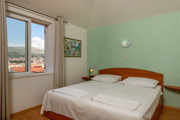 Deluxe Apartment, Balcony, Sea View (Summer Dream ) | Premium bedding, desk, iron/ironing board, rollaway beds