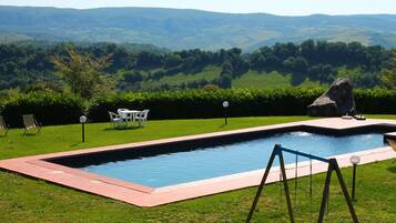 Piscine extérieure, chaises longues