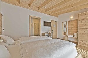 Superior tweepersoonskamer | Luxe beddengoed, donsdekens, pillowtop-bedden, een kluis op de kamer