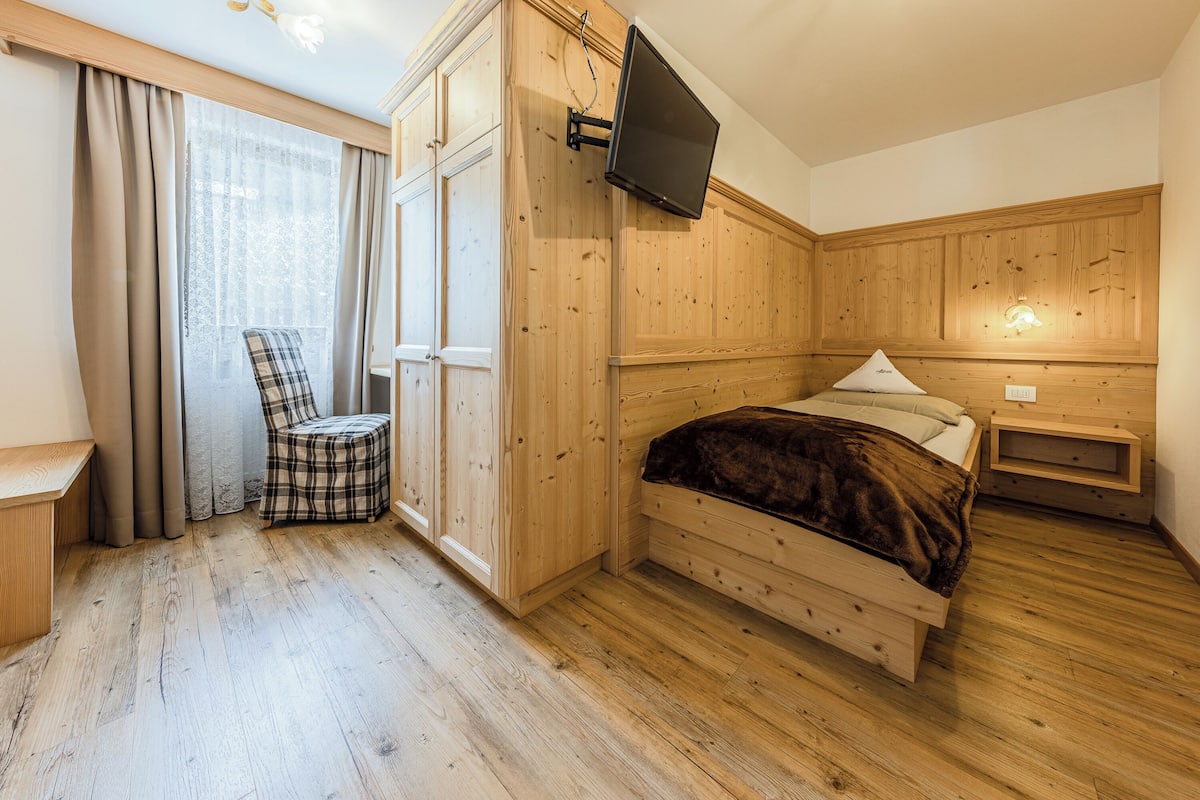 Habitación con 2 camas individuales | Ropa de cama de alta calidad, edredón y camas con pillow-top